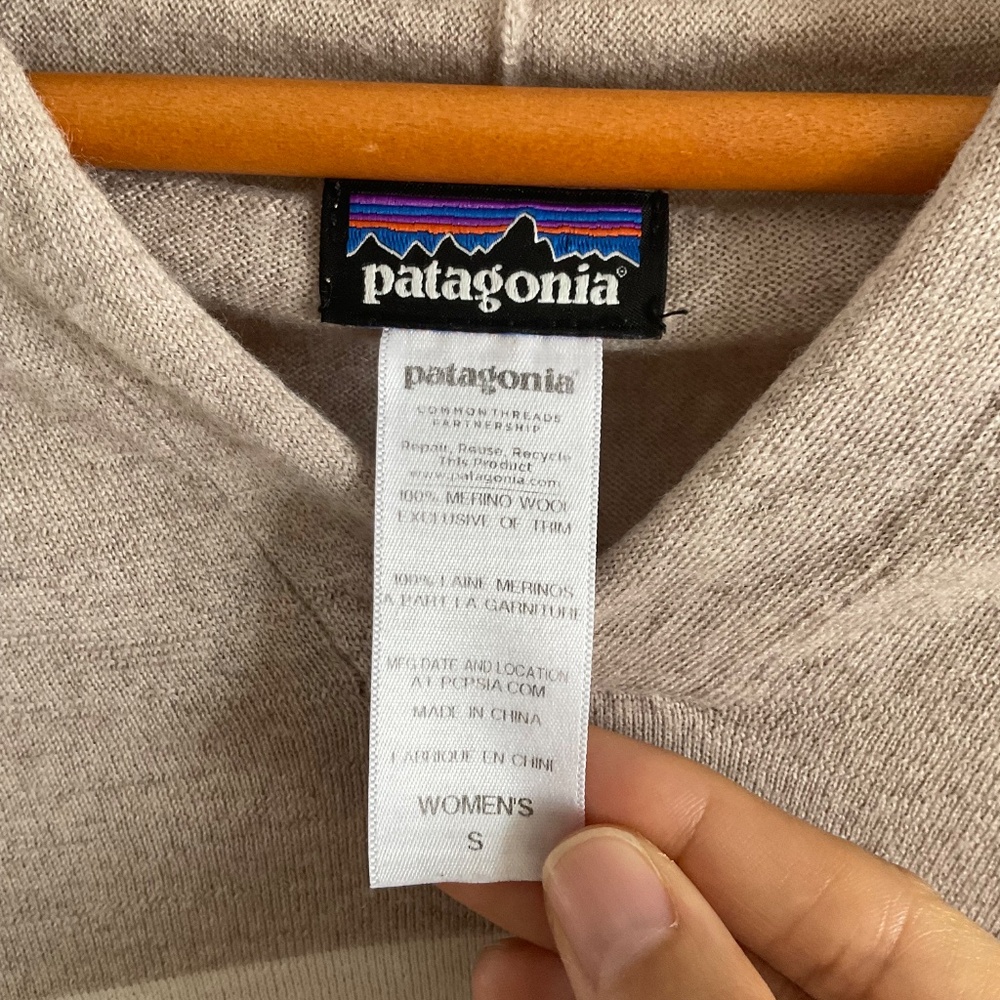 Patagonia Women’s Lightweight Merino V-Neck - Picture 2 of 4